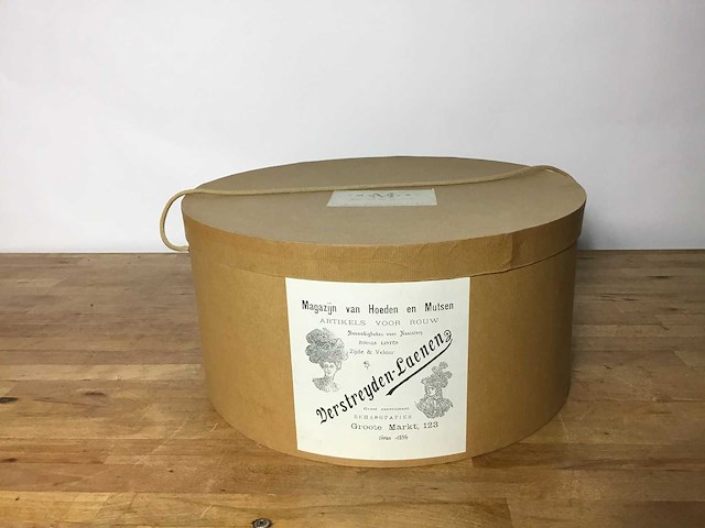 Antieke hoedendoos van de firma verstreyden-laeneng - afbeelding 1 van  4
