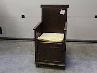 Antieke houten commode chair met onderkastdeur met scharnieren. hooge 95 cm. zithoogte 45 cm