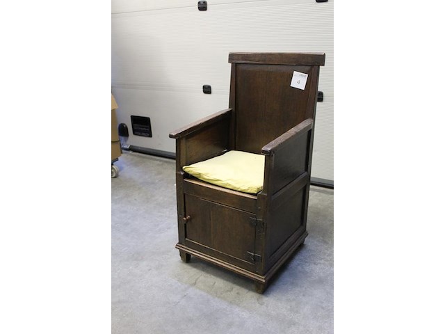 Antieke houten commode chair met onderkastdeur met scharnieren. hooge 95 cm. zithoogte 45 cm - afbeelding 2 van  4