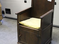 Antieke houten commode chair met onderkastdeur met scharnieren. hooge 95 cm. zithoogte 45 cm - afbeelding 2 van  4