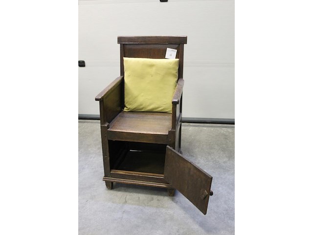 Antieke houten commode chair met onderkastdeur met scharnieren. hooge 95 cm. zithoogte 45 cm - afbeelding 3 van  4