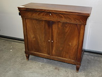 Antieke houten kast met twee deuren en lade. afmeting 100 x 41 cm. hoogte 92 cm. geen sleutels aanwezig