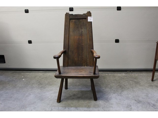 Antieke houten kinderstoel met verhoogde leuningen. vermoedelijk rond 1900. hoogte stoel 115 cm. zithoogte ... - afbeelding 1 van  4
