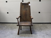 Antieke houten kinderstoel met verhoogde leuningen. vermoedelijk rond 1900. hoogte stoel 115 cm. zithoogte ...