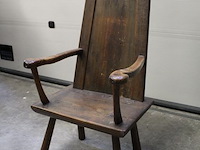 Antieke houten kinderstoel met verhoogde leuningen. vermoedelijk rond 1900. hoogte stoel 115 cm. zithoogte ... - afbeelding 2 van  4