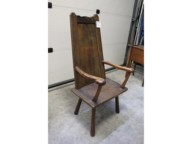 Antieke houten kinderstoel met verhoogde leuningen. vermoedelijk rond 1900. hoogte stoel 115 cm. zithoogte ... - afbeelding 3 van  4