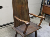Antieke houten kinderstoel met verhoogde leuningen. vermoedelijk rond 1900. hoogte stoel 115 cm. zithoogte ... - afbeelding 3 van  4