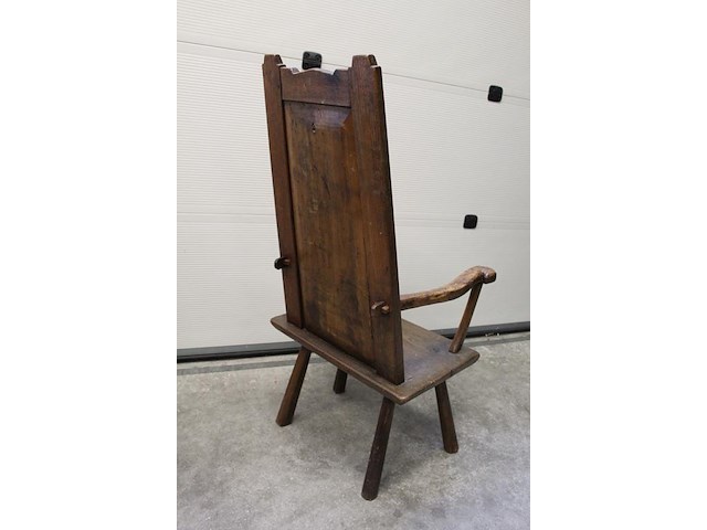 Antieke houten kinderstoel met verhoogde leuningen. vermoedelijk rond 1900. hoogte stoel 115 cm. zithoogte ... - afbeelding 4 van  4