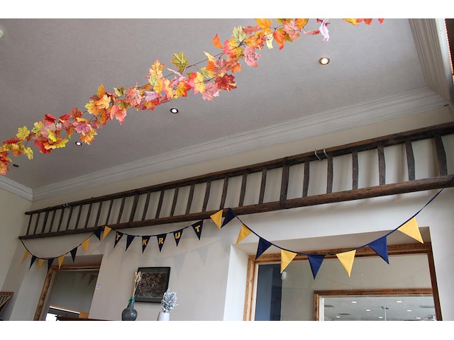 Antieke houten ladder met 27 sporten en lengte ca. 680 cm. vermoedelijk bouwjaar 1906. - afbeelding 2 van  3