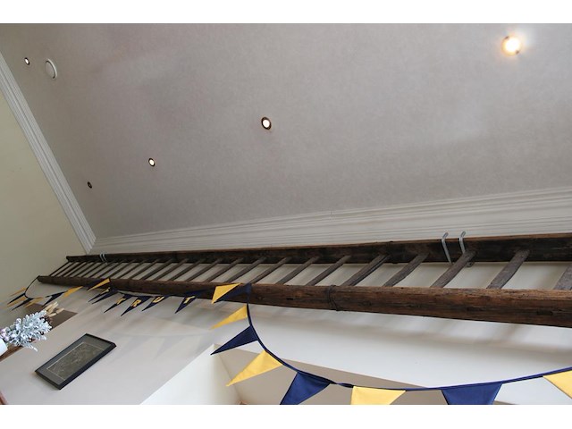 Antieke houten ladder met 27 sporten en lengte ca. 680 cm. vermoedelijk bouwjaar 1906. - afbeelding 3 van  3