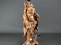 Antieke houten lampvoet chinees snijwerk van een wijze met bijzondere pagodekap - afbeelding 1 van  5