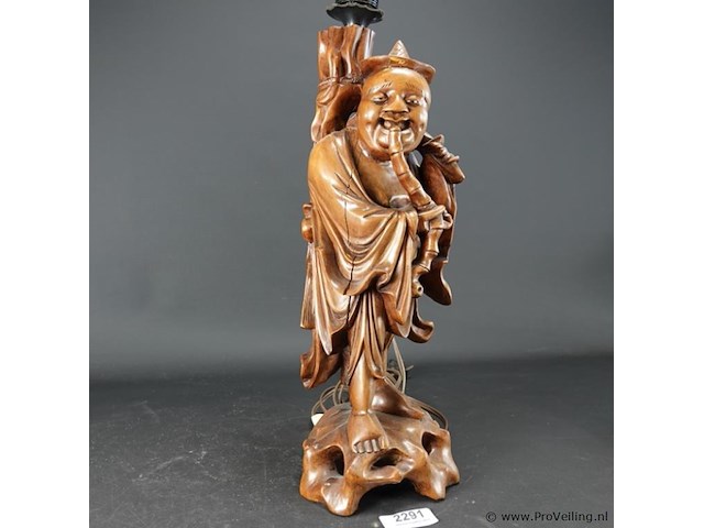 Antieke houten lampvoet chinees snijwerk van een wijze met bijzondere pagodekap - afbeelding 2 van  5