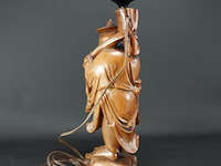 Antieke houten lampvoet chinees snijwerk van een wijze met bijzondere pagodekap - afbeelding 3 van  5