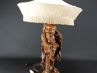 Antieke houten lampvoet chinees snijwerk van een wijze met bijzondere pagodekap - afbeelding 4 van  5