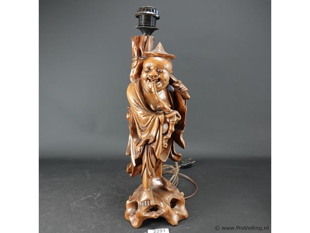 Antieke houten lampvoet chinees snijwerk van een wijze met bijzondere pagodekap - afbeelding 1 van  5