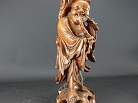 Antieke houten lampvoet chinees snijwerk van een wijze met bijzondere pagodekap - afbeelding 2 van  5