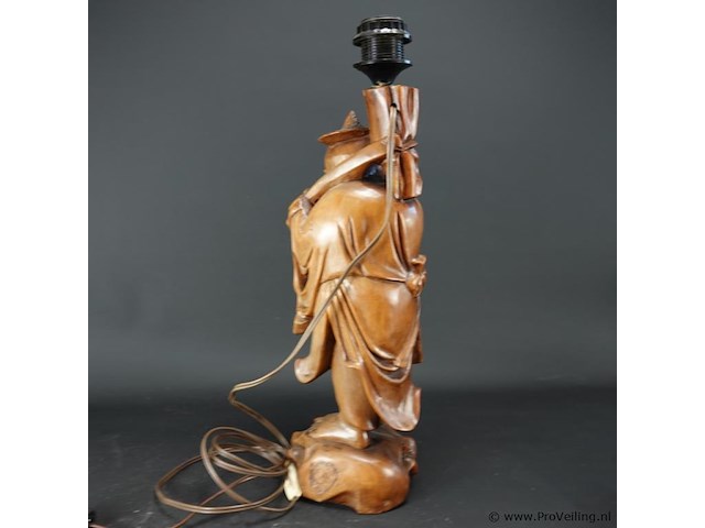 Antieke houten lampvoet chinees snijwerk van een wijze met bijzondere pagodekap - afbeelding 3 van  5