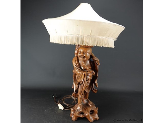 Antieke houten lampvoet chinees snijwerk van een wijze met bijzondere pagodekap - afbeelding 4 van  5