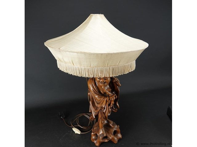 Antieke houten lampvoet chinees snijwerk van een wijze met bijzondere pagodekap - afbeelding 5 van  5