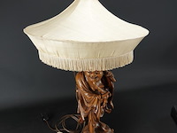 Antieke houten lampvoet chinees snijwerk van een wijze met bijzondere pagodekap - afbeelding 5 van  5