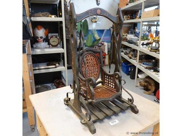 Antieke houten poppenschommel, begin 20e eeuw - afbeelding 1 van  5