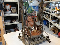 Antieke houten poppenschommel, begin 20e eeuw - afbeelding 1 van  5