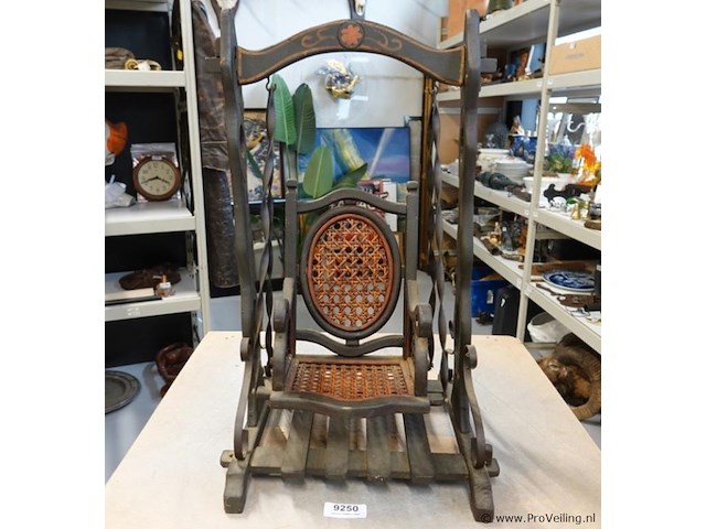 Antieke houten poppenschommel, begin 20e eeuw - afbeelding 2 van  5