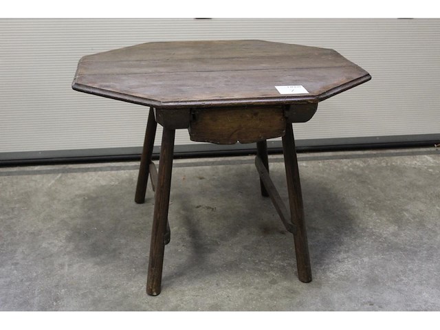 Antieke houten tafel met achthoekig blad. afmeting blad 82 x 70 cm. hoogte 58 cm. met lade - afbeelding 1 van  3