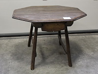 Antieke houten tafel met achthoekig blad. afmeting blad 82 x 70 cm. hoogte 58 cm. met lade
