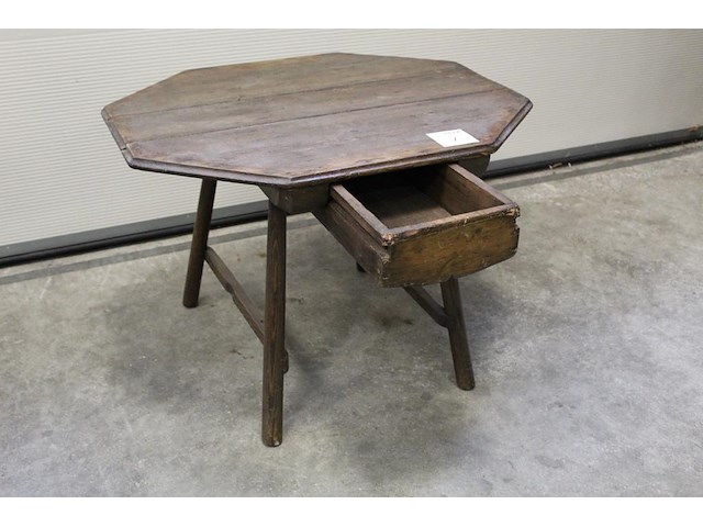 Antieke houten tafel met achthoekig blad. afmeting blad 82 x 70 cm. hoogte 58 cm. met lade - afbeelding 2 van  3
