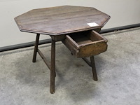 Antieke houten tafel met achthoekig blad. afmeting blad 82 x 70 cm. hoogte 58 cm. met lade - afbeelding 2 van  3
