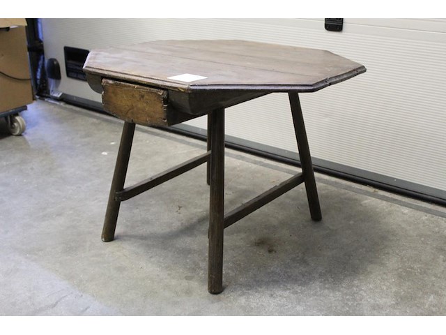 Antieke houten tafel met achthoekig blad. afmeting blad 82 x 70 cm. hoogte 58 cm. met lade - afbeelding 3 van  3