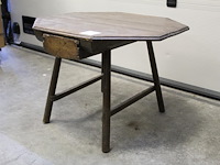 Antieke houten tafel met achthoekig blad. afmeting blad 82 x 70 cm. hoogte 58 cm. met lade - afbeelding 3 van  3