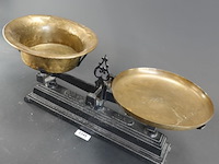 Antieke ijzeren bascule met koperen schalen - afbeelding 2 van  5