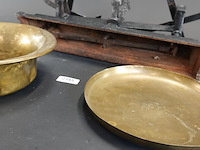 Antieke ijzeren bascule met koperen schalen - afbeelding 5 van  5
