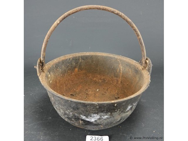 Antieke ijzeren ketel - afbeelding 1 van  5