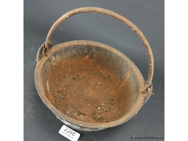 Antieke ijzeren ketel - afbeelding 3 van  5