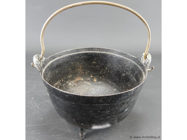 Antieke ijzeren ketel - afbeelding 1 van  5