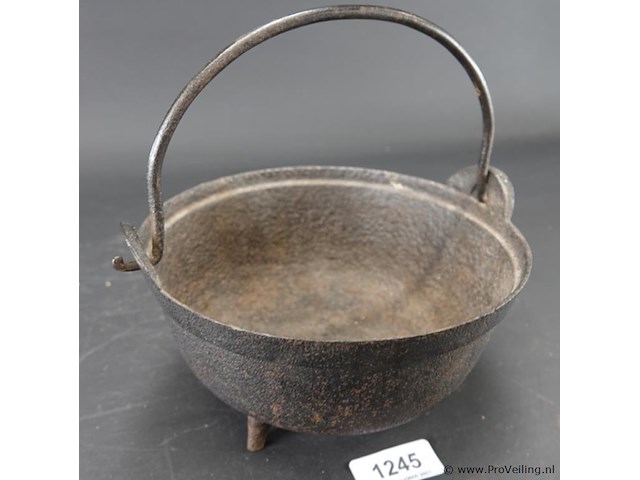 Antieke ijzeren ketel - afbeelding 1 van  5