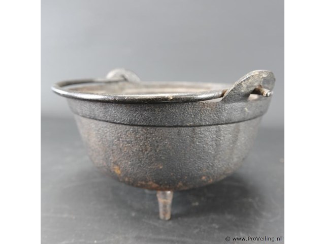 Antieke ijzeren ketel - afbeelding 4 van  5