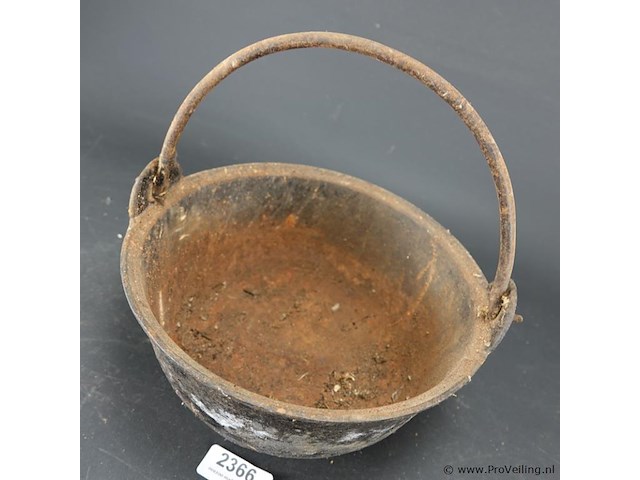 Antieke ijzeren ketel - afbeelding 2 van  5