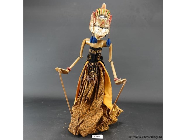 Antieke indische wajang golek pop - afbeelding 1 van  5