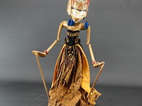 Antieke indische wajang golek pop - afbeelding 1 van  5