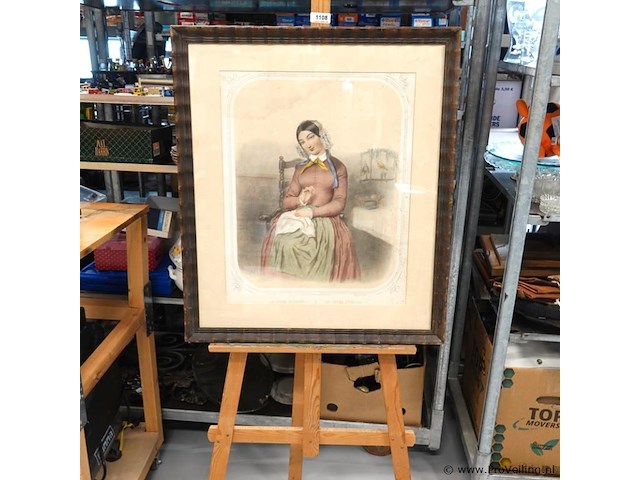 Antieke ingelijste litho of prent met de franse titel "la jeune ouvrière" en de spaanse titel "la joven oficiala" (de jonge werkster / vrouwelijke handwerksgezel). - afbeelding 1 van  5