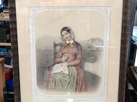 Antieke ingelijste litho of prent met de franse titel "la jeune ouvrière" en de spaanse titel "la joven oficiala" (de jonge werkster / vrouwelijke handwerksgezel). - afbeelding 2 van  5