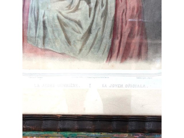 Antieke ingelijste litho of prent met de franse titel "la jeune ouvrière" en de spaanse titel "la joven oficiala" (de jonge werkster / vrouwelijke handwerksgezel). - afbeelding 4 van  5