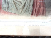 Antieke ingelijste litho of prent met de franse titel "la jeune ouvrière" en de spaanse titel "la joven oficiala" (de jonge werkster / vrouwelijke handwerksgezel). - afbeelding 4 van  5