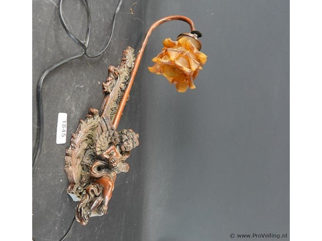 Antieke italiaanse wandlamp met putti-figuur en een amberkleurige glazen kap in bloemvorm - afbeelding 1 van  5