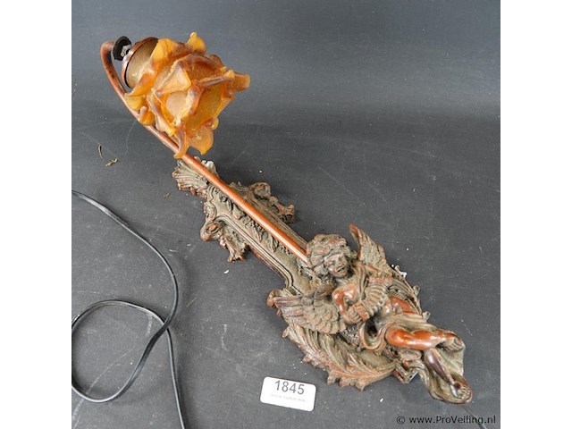 Antieke italiaanse wandlamp met putti-figuur en een amberkleurige glazen kap in bloemvorm - afbeelding 2 van  5