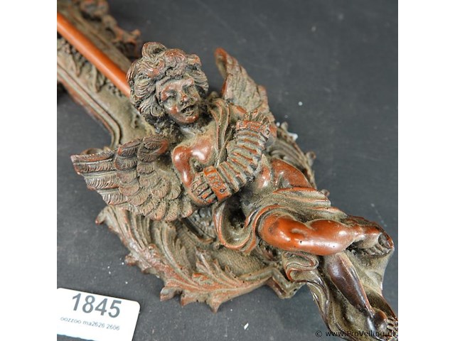 Antieke italiaanse wandlamp met putti-figuur en een amberkleurige glazen kap in bloemvorm - afbeelding 3 van  5